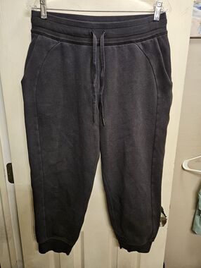 Lululemon black cropped capri jogger sweatpants womens size 8